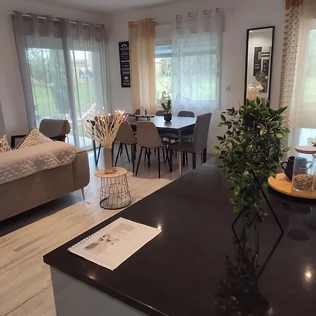 Charmante Maison Pres Du Futuroscope Vakantiehuis *