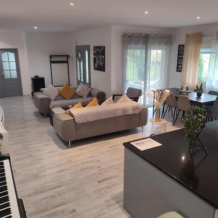 Charmante Maison Pres Du Futuroscope Vakantiehuis